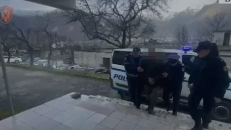 Kr*m në familje! Babai g*det me th*kë djalin e tij, ky i fundit…