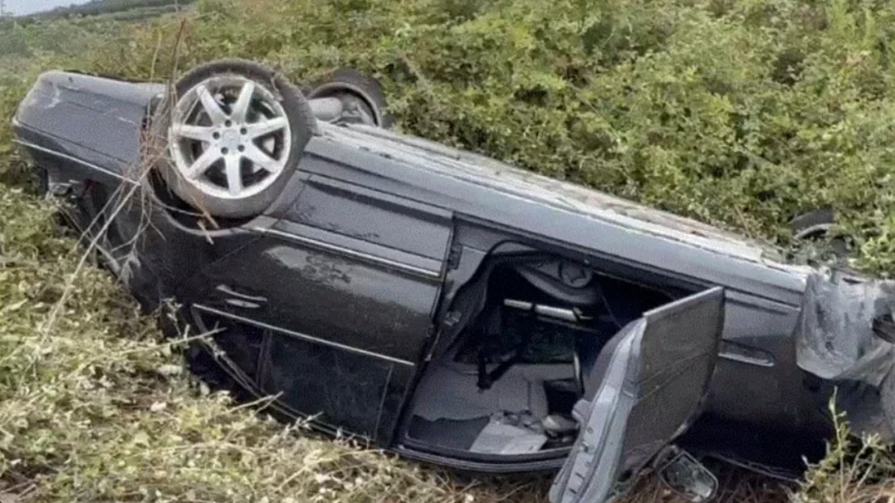 Aksident i frikshëm në vend! Makina përfundon në kanal ja cfarë për personat…