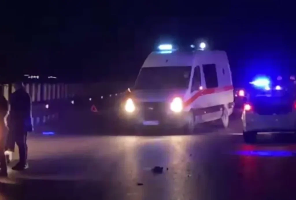 Aksident i frikshëm! Humb jetën 34 vjecari, dy të tjerë të pIagosur rëndë, fluturojnë nga ura në përrua.