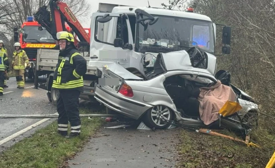 Aksident fatal! Humbin jetën 3 persona, makina përplaset me kamionin