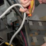 Bie në kontakt me energjinë elektike, humb jetën gruaja në oborrin e shtëpisë!