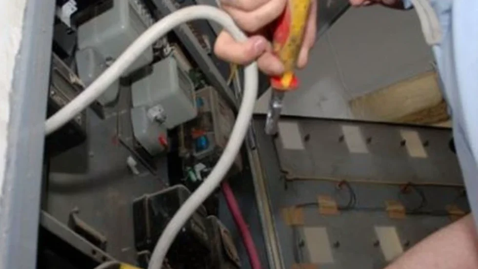 Bie në kontakt me energjinë elektike, humb jetën gruaja në oborrin e shtëpisë!