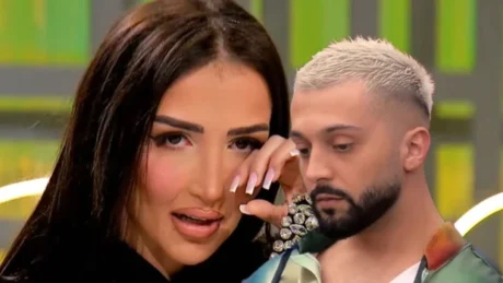 Cfarë ndodhi? Xheneta shfaqet duke qarë mbi bluzën e Gjestit? (Foto)