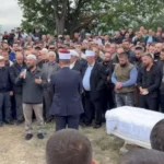 Ky detaj i babait të Gjestit në varrimin e të birit 15 vjecar po rrënon zemrat e të gjithëve! (FOTO)
