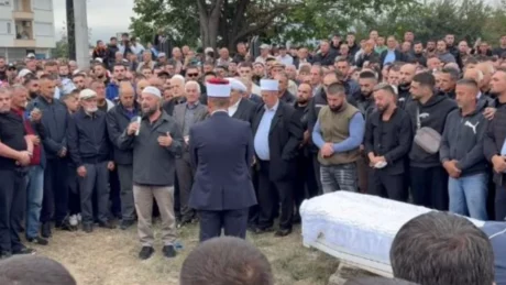 Ky detaj i babait të Gjestit në varrimin e të birit 15 vjecar po rrënon zemrat e të gjithëve! (FOTO)