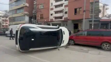 Aksident i rëndë në vend! Makina përmbyset në mes të rrugës, cifti i bashkëshorteve…