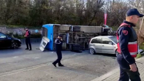 Ndodh në vend! I riu i armatosur shkakton aksidentin masiv, pIagosen rende efektivi i policise dhe gruaja e tij