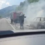 LAJMI I FUNDIT: Makina digj*t shkrumb e hi, shpëtojnë mrekullisht anëtarët e një familje!