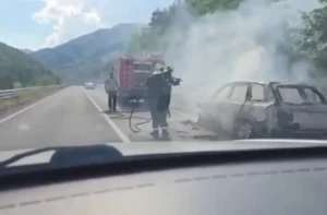 LAJMI I FUNDIT: Makina digj*t shkrumb e hi, shpëtojnë mrekullisht anëtarët e një familje!