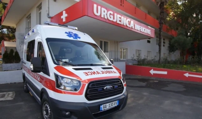TRAGJIKE NE VEND: 17 vjecarja konsumon një sasi medikamentesh, URGJENTISHT dërgohet në spital