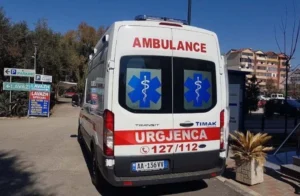 Aksident tronditës: Automjeti përfundon në lumë, infermierja dhe banori i zones arrijne te…