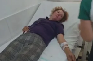 Prekëse! I moshuari humbi jetën, nusja shpërthen në lot ‘I thërrita, nuk mu përgjigj, kur e gjeta nuk kishe cfarë të shikoje…’