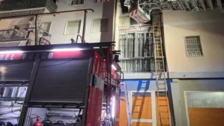 Tronditëse! Zjarr në një ndërtesë katërkatëshe, humbin jetën 3 familjarë