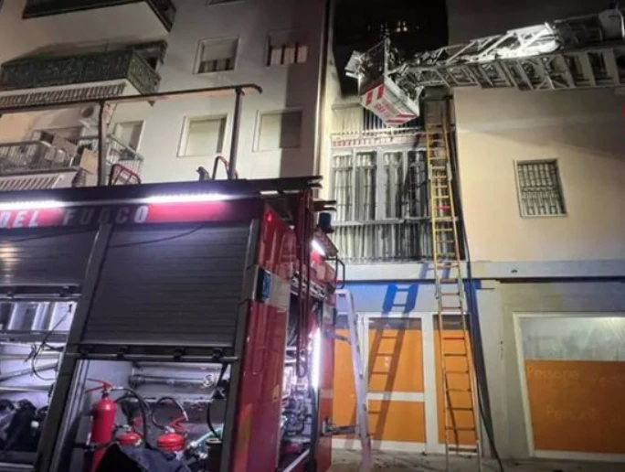 Tronditëse! Zjarr në një ndërtesë katërkatëshe, humbin jetën 3 familjarë