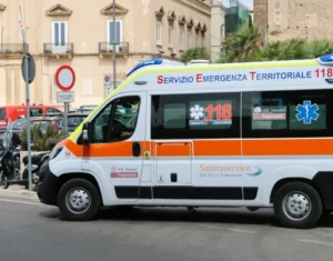 Ngjarje tronditëse! Tre persona humbin jetën, çifti me motor mb*tet në kanalin pranë rrugës