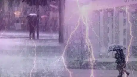 Jepet ALARMI: Rrebeshe të forta shiu, kujdes në këto ditë dhe në këto data