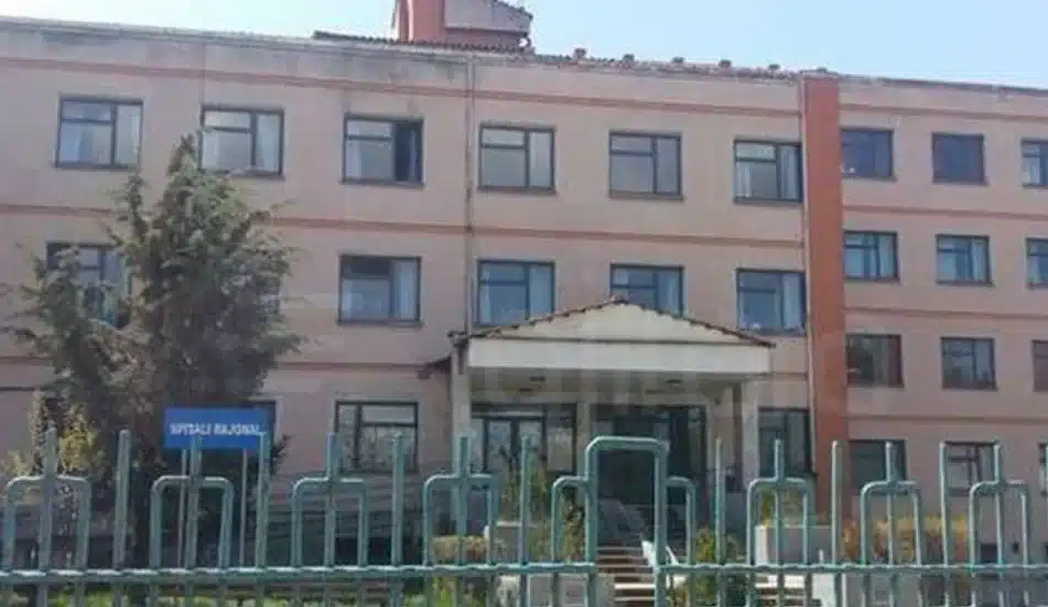 U gjet në gjendje të rënduar shëndetësore në rrugë, humb jetën 40 vjecari në vend