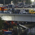 TR0NDITESE! Autobusi rrëshqet nga ura dhe bie në lumë, aksidenti i rëndë shënon 18 v*ktima!