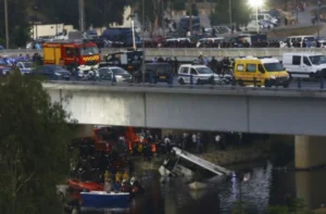 TR0NDITESE! Autobusi rrëshqet nga ura dhe bie në lumë, aksidenti i rëndë shënon 18 v*ktima!