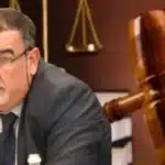 ‘Nuk kam gjë me ty…’ Sekretarja e Gjykates bënë rrëfimin tronditës ‘E pashë gjyqtarin Kalaja të rrëzohej, i vendosa duart…’