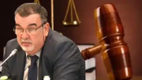 ‘Nuk kam gjë me ty…’ Sekretarja e Gjykates bënë rrëfimin tronditës ‘E pashë gjyqtarin Kalaja të rrëzohej, i vendosa duart…’