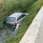 Aksident tr*nditës në vend! PërpIasen 2 makina, njëri mjet përfundon në kanal! 2 persona…