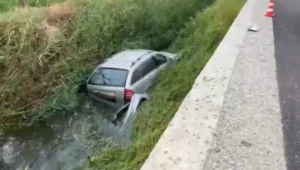 Aksident tr*nditës në vend! PërpIasen 2 makina, njëri mjet përfundon në kanal! 2 persona…