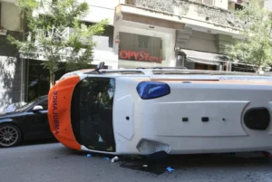 E rende! Autoambulanca përmbyset rrugës për spital, ndërron jetë pacienti