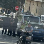 E prapecedentë në Sarandë, nënë e bir goditen me grushte dhe shkopinj nga 6 persona! Raportohet te…
