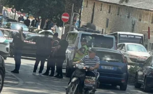 E prapecedentë në Sarandë, nënë e bir goditen me grushte dhe shkopinj nga 6 persona! Raportohet te…