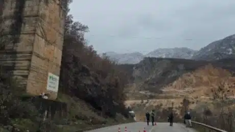 Ra aksidentalisht nga ura, humb jetën burri në vend! Dyshohet se…