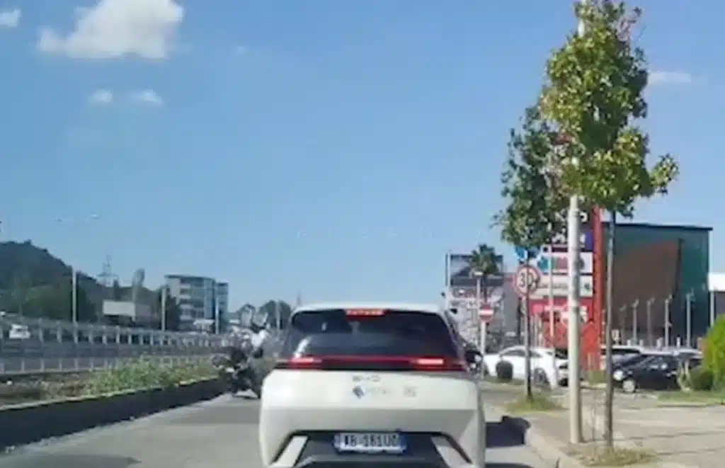 Aksident i frikshëm në vend! Nga përpIasja e fort motorristi ‘fluturon’ në ajër (Video)