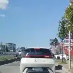 Aksident i frikshëm në vend! Nga përpIasja e fort motorristi ‘fluturon’ në ajër (Video)