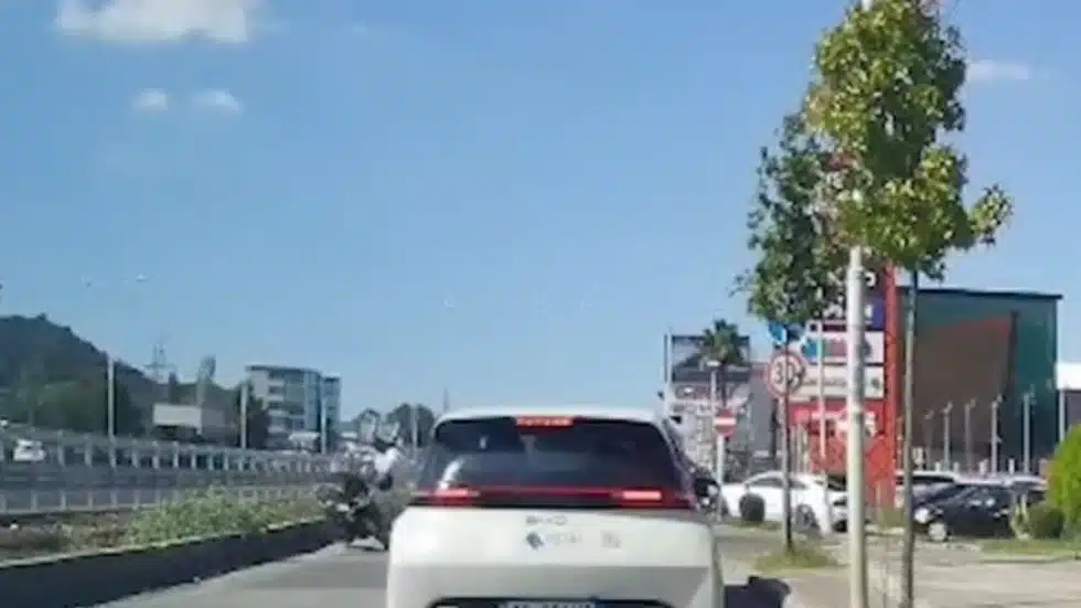 Aksident i frikshëm në vend! Nga përpIasja e fort motorristi ‘fluturon’ në ajër (Video)