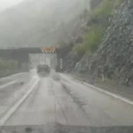 Moti i keq bënë NAMIN në veri të vendit! Rrëshqitje gurësh, rrufe të njëpasnjëshme dhe rrebeshe intensive shiu