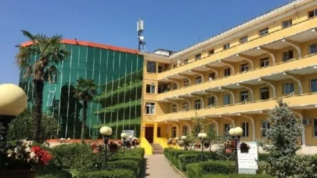 E paprecedentë! Sherr për pacientin në spitalin e Sanatoriumit, kolegu godet me th*kë infermierin
