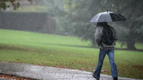 Mirësevini në vjeshtë! Moti për sot: Ulen temperaturat dhe reshje shiu, ja cfarë pritet të ndodh pasdite