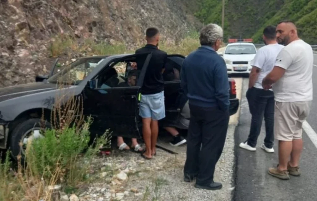 Aksident i rëndë në Rrugën e Arbërit: Makina përfundon në kanal, 2 persona…