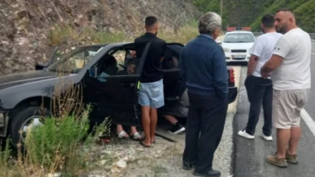 Aksident i rëndë në Rrugën e Arbërit: Makina përfundon në kanal, 2 persona…
