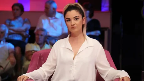 Habit Olsa Muhameti, publikon papritur Gjestin dhe Xhenetën në krevat bashkë