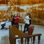 “Lekët e mia i hëngre, mua s’më njeh?” Dy vëllezërit kacafyten para syve të nënës