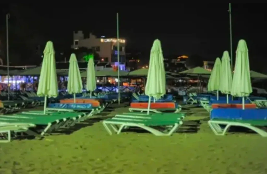 Ngjarje e rëndë! P*rdhunohet 18-vjeçarja në shezlongët e plazhit në Durrës