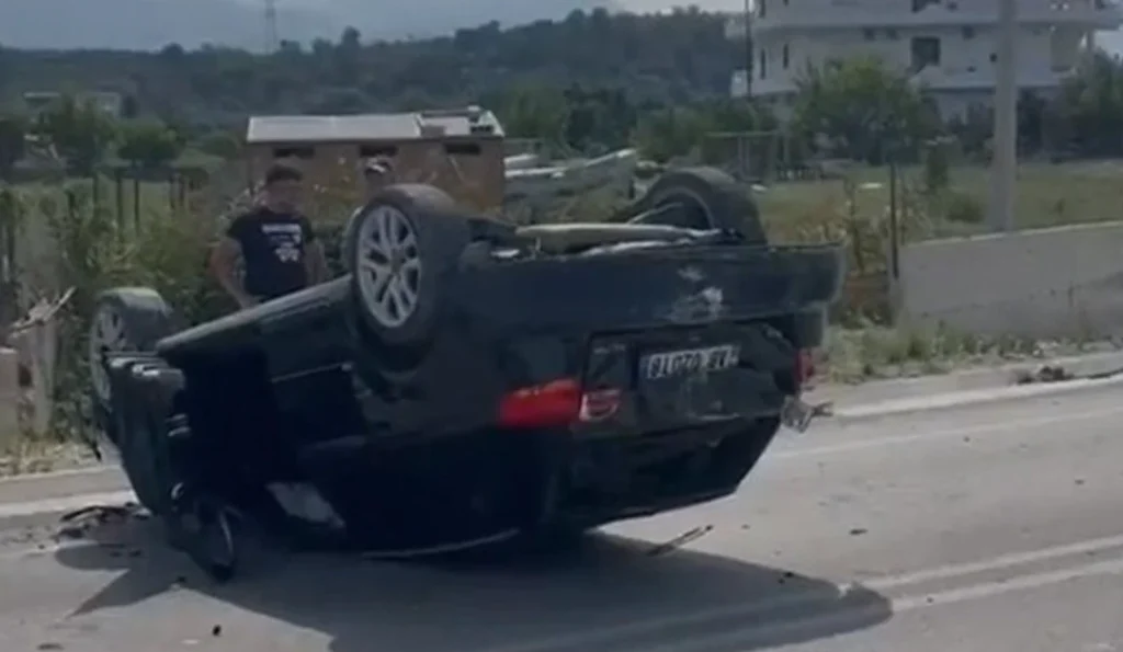 Zot na ruaj! Makina kthehet përmbys në mes të rrugës, raportohet për…