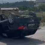 Zot na ruaj! Makina kthehet përmbys në mes të rrugës, raportohet për…