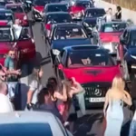 Upss! Kërcyen dhe bllokuan rrugën, e pësojnë keq dasmorët