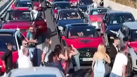 Upss! Kërcyen dhe bllokuan rrugën, e pësojnë keq dasmorët