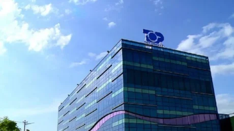 E bujshme në TCH! Dy moderatoret e njohur shkëmbejnë puthje në buzë