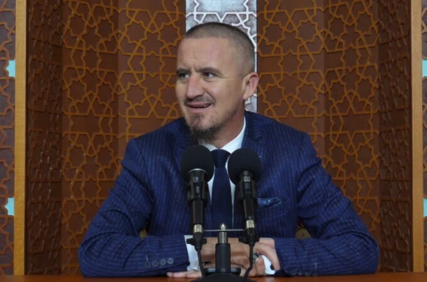 Një nga Imamet më të komentuar në rrjet, do habiteni sa fëmijë paska hoxhë Ahmed Kalaja!