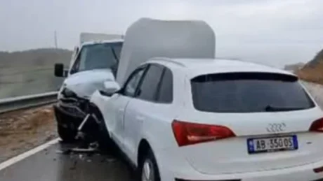 Aksident i frikshëm në vend! Dy makina përplasen kokë më kokë, pesë persona…