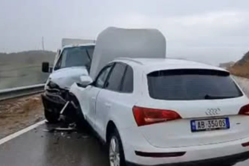 Aksident i frikshëm në vend! Dy makina përplasen kokë më kokë, pesë persona…